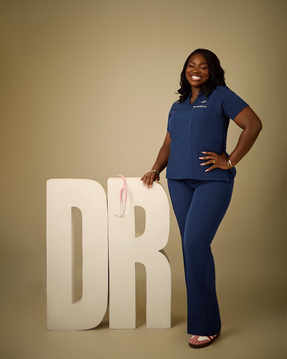 busayyo's tweet photo. Today, I officially become a MEDICAL DOCTOR! 🩺

𝐃𝐑. 𝐎𝐋𝐔𝐖𝐀𝐁𝐔𝐒𝐀𝐘𝐎 𝐎𝐍𝐈𝐅𝐀𝐃𝐄
Bachelor of Medicine; Bachelor of Surgery

Words fail me. All I can say is, thank you, God! 💕 https://t.co/rQYp2gpbbW