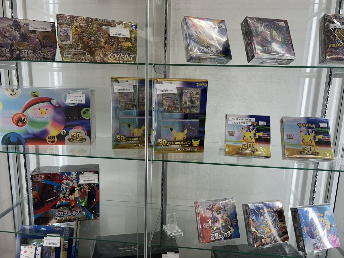 magi_otaroad's tweet photo. 🌟ポケカ入荷情報🌟

✨30th PokémonBox入荷致しました✨

他にも絶版BOXもございます♪
状態確認やお求めの際は、ぜひお気軽に店頭スタッフまでお声掛けくださいませ！
ご来店お待ちしております🙇‍♀️

#magi #ポケカ #ポケモンカード #大阪オタロード店 #オタロード #日本橋 https://t.co/jXJ7bjisL8