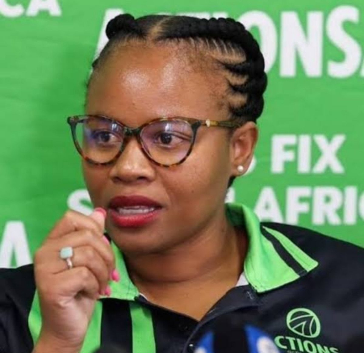 LetsoaloRant's tweet photo. If she can be on the forefront when they go switch electricity, why isn't she on the forefront dealing with the water matter.

She must be charged!
Human rights commission must look into her and her team.

She s obsessed with cameras, she neglected her core duties. https://t.co/xXhG9fH18X