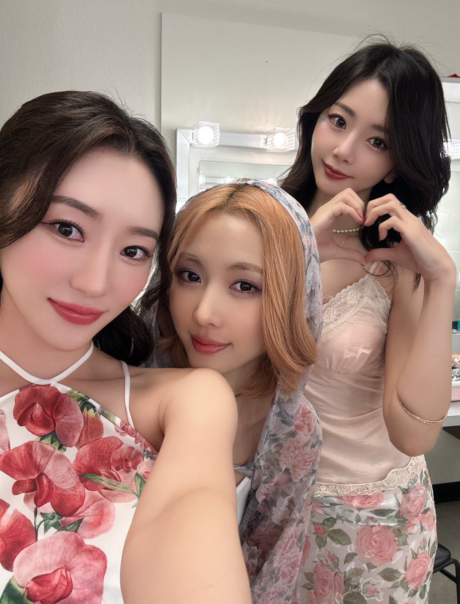 hf_dreamcatcher's tweet photo. [📸] 26.10.19 UAU 2026 FanCon [Playlist #Your Youth] in Phoenix

공연장을 가득 채워준 인썸니아의 힘찬 응원💪
오늘도 고마워요❣

#유아유 #UAU 
#Dreamcatcher_UAU
#UAU_Your_Youth_TOUR https://t.co/upHuNQc9xk