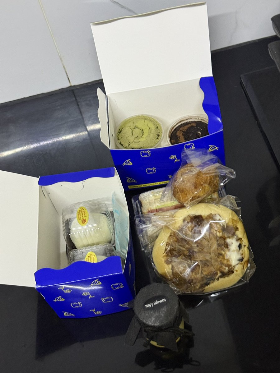 chingcbn's tweet photo. ถ้าไป Custard Nakamura ต้องไปซื้อแซนวิชทงคัตซึ
ส่วนเรา เราชอบขนมปังหน้าพิซซ่าญี่ปุ่นมากๆ เป็นสิ่งที่ซื้อกลับมาทุกครั้งเลย😋😋
พุดดิ้งอร่อยทุกรส ช่วง Halloween เลยได้พุดดิ้งฟักทองมา🎃🎃
ทิรามิสุก็ดีนะ ร้านนี้ทุกอย่างดีไปหมด แนะนำเลย
พิกัด https://t.co/CGujPJwfZe https://t.co/uTehoovIay
