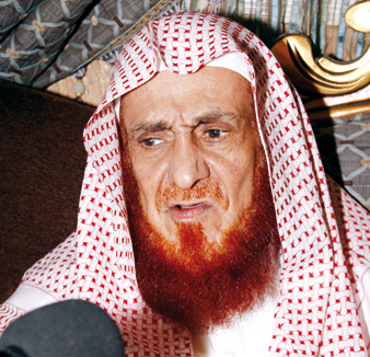 ALfalehaaa's tweet photo. #الشيخ_ابن_باز_عالم_الأمة
ذَكَر الشيخ أبو عبد الرحمن بن عقيل - حفظه الله - موقفًا حصل بينه وبين الشيخ ابن باز - رحمه الله -، وكان حينها يرى جواز سماع الغناء، وكان يكتب في بعض الصحف عنه وعن بعض المغنين .. يقول أبو عبد الرحمن: كنتُ في زيارةِ الشيخِ فلمّا سَلّمتُ عليه وعرفني، بادرني بالنصيحة بالعدول عن ذلك، وأنّ هذا أمرٌ لا يليق بك، فحاولْتُ أنْ أطرح رأيي وبعض حُجّتي، لكنّه ذَكَر حُجّته في تحريم الغناء، وكان - رحمه الله - يتحدّثُ بعاطفةٍ جيّاشة صادقة في نُصْحِي .. وبعد أن انتهى المجلس أتيتُه مُودِّعًا، فقبّلْتُ رأسَه وقلتُ له: لكَ يا شيخ عبد العزيز أنْ أترك هذا، وأعدك أن لا أكتب عن الغناء والمغنين والمغنيات .. فتهلّل وجه الشيخ - رحمه الله - وقال: بارك الله فيك .. بارك الله فيك .. وإذا بدَمْعَتِه وعَبْرته تُسابقه فرَحًا بما قلت.. يقول أبو عبد الرحمن مُثْنِيًا على الشيخ ابن باز: كان - رحمه الله - يُحِب الخير والهداية للناس ويفرح بذلك.
- مِن المعلوم أنّ الشيخَ أبا عبد الرحمن - حفظه الله - تراجع عن قوله في الغناء، وله كلام جميل في هذا، حيث قال:(تكفيرًا لما سَوَّدتُه مِن أوراق خاسئة: أُشْهِدُ الله، وملائكته، وحملة عَرْشه الكرام، وجميع خلْقِه - من غير جدال في تصحيح حديث وتضعيف آخر، بل الأمر تجربة نفسية -: أنّ الغناءَ مهما كابَرَ المكابِرون يُقسِّي القلب، ويُعين على هَجْر القرآن الكريم وحديث رسول الله ﷺ وسير الصالحين).
- حفظه الله وأمَدّ في عمره على طاعته.