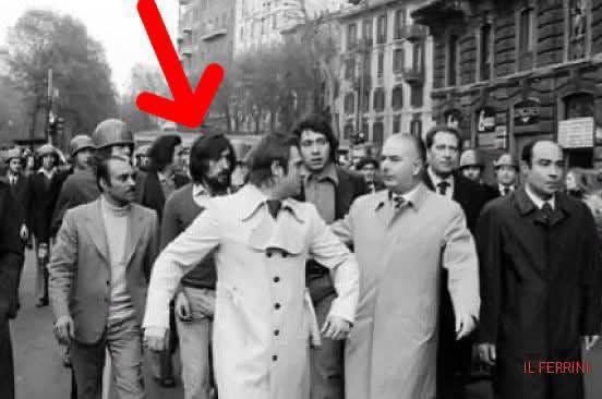 SimoneSilvan2's tweet photo. "ANCHE NOI MANIFESTAVAMO MA NON ERAVAMO VIOLENTI" ...
DICE LA RUSSA

"Anche noi manifestavamo ma non eravamo violenti" - Cit. Ignazio La Russa, quello in foto indicato dalla freccia rossa.

Se non vi  fidate cercatevela, è  del 12 aprile 1973.

Il Movimento Sociale Italiano organizza una manifestazione, alla quale  aderisce anche il Fronte della Gioventù, guidato all'epoca proprio dall'attuale Presidente del Senato. 

Il corteo non viene autorizzato, ma nonostante il divieto imposto dal prefetto i manifestanti si radunano e marciano verso la prefettura. 

Il corteo è segnato da atti di violenza, vandalismi e scontri con le forze dell'ordine.

Durante la guerriglia vengono lanciate due bombe a mano, e una di queste uccide un giovane agente di polizia di 22 anni, Antonio Marino e ferisce diversi altri agenti e passanti.

Questa è storia documentata.

La Russa non solo guidava il corteo, come vedete dalla foto, ma lui e la sua famiglia aiutarono Maurizio Murelli, condannato per l'omicidio dell'agente, con un sostegno economico per quei tempi enorme. 

Il padre di Ignazio, Antonino, si fece infatti carico del risarcimento di 20 milioni di lire alla famiglia del poliziotto (150mila euro di oggi) che permise di ridurre la pena dell'assassino. 

Quindi, invece di prendervela coi ragazzi che buttano giù due libri, leggetevi qualcosa su coloro che avete mandato a governarci.

(Daniela Todde)