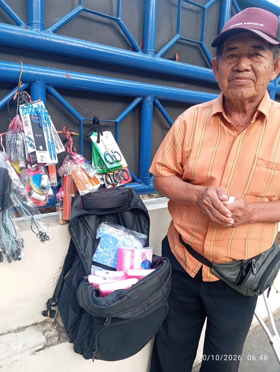 mamahmuda1_'s tweet photo. Halooo warga wargi karteng tengsin, benhil tanah abang dan sekitarnya.. Jika melihat bapak ini, yuk bantu larisin dagangannya ya.. Beliau jualan tiap hari selasa dan kamis di trotoar samping menara atria sudirman (deretan intiland tower) . Meskipun beliau menggunakan tongkat,  semangat jualnya tinggi sekali. Jangan lupa kalau liat bapak ini di bantu beli yaaa 🙂