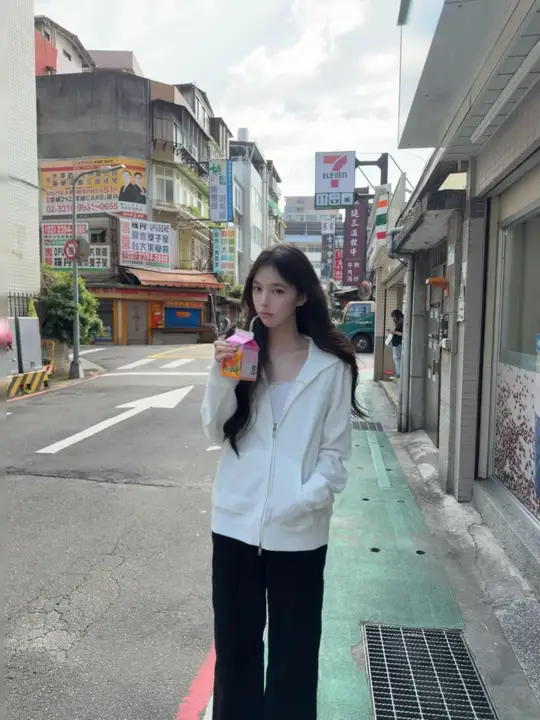 sksk88866's tweet photo. 每天上學放學路過711
總要進去逛一圈然後買點東西出來
逛街的幸福感~
#台灣女大 https://t.co/gs5RTbLdl7