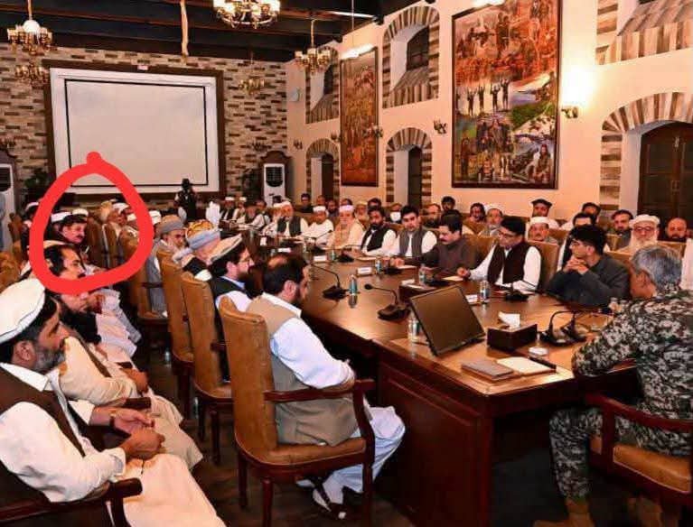 Apriday7's tweet photo. In the same meeting , two senior leaders of ANP District Khyber - Shireen Afridi and Abdul Razaq - were also sitting. Those who call themselves pro-democracy. All puppets have become one.
#ANP https://t.co/CS5L2vSQvN