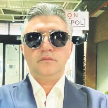 bosunatiklama's tweet photo. Kadir İnanır'ın dört yıllık şoförü Ali Garga:

▬ Hastanede Kadir Abi'nin acil kana ihtiyaç oldu. Ben de doktora 'Aynı kan grubuyuz ben verebilirim' dedim. Kan verdim ve hastaneye geri döndüm.

▬ Jülide Hanım 'Bana sormadan niye kan vermeye gidiyorsun?' diye bağırdı, işime son verdi.

▬ Jülide Hanım hastanede olmadığı zamanlar ben gizli gizli Kadir Abi'nin yanına gidiyordum. Elini tutum. 'Abi nasılsın?' dediğimde Kadir Abi'nin gözünden yaşlar akmaya başladı. Ama hiçbir şey yapamadı.

▬ Mirasını Jülide Hanım'a bırakmasına şaşırdım. Hasta olduktan sonra böyle olması şaşırttı beni. Kendi iradesiyle böyle yapar mıydı? Bilmiyorum. Beni kendi iradesiyle çıkarmadı. (Sabah)
