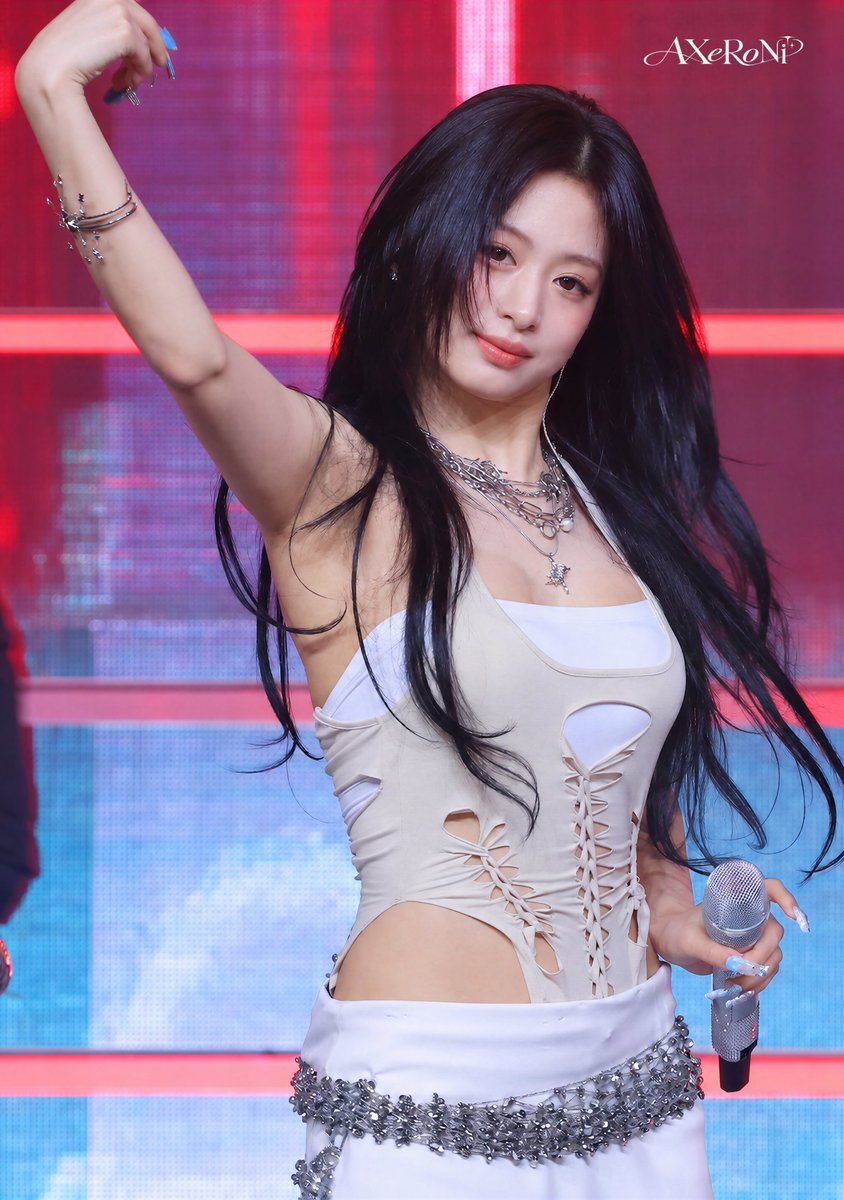 AXeRoNi's tweet photo. Let's Choom🤩🤩🤩
#AHYEON #BABYMONSTER #정아현 https://t.co/NC9iahmH4k
