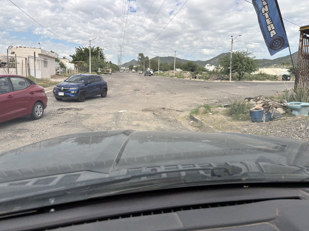 RobertoCruzSC's tweet photo. Buena tarde @HermosilloGob @DGDI_Hmo para reportar baches revienta amortiguadores en Blvd. Las Torres, entre Israel González y Gilberto Escobosa, Col. Los 4 Olivos.  Gracias 🙏🏼 https://t.co/CDiQpmYKhQ
