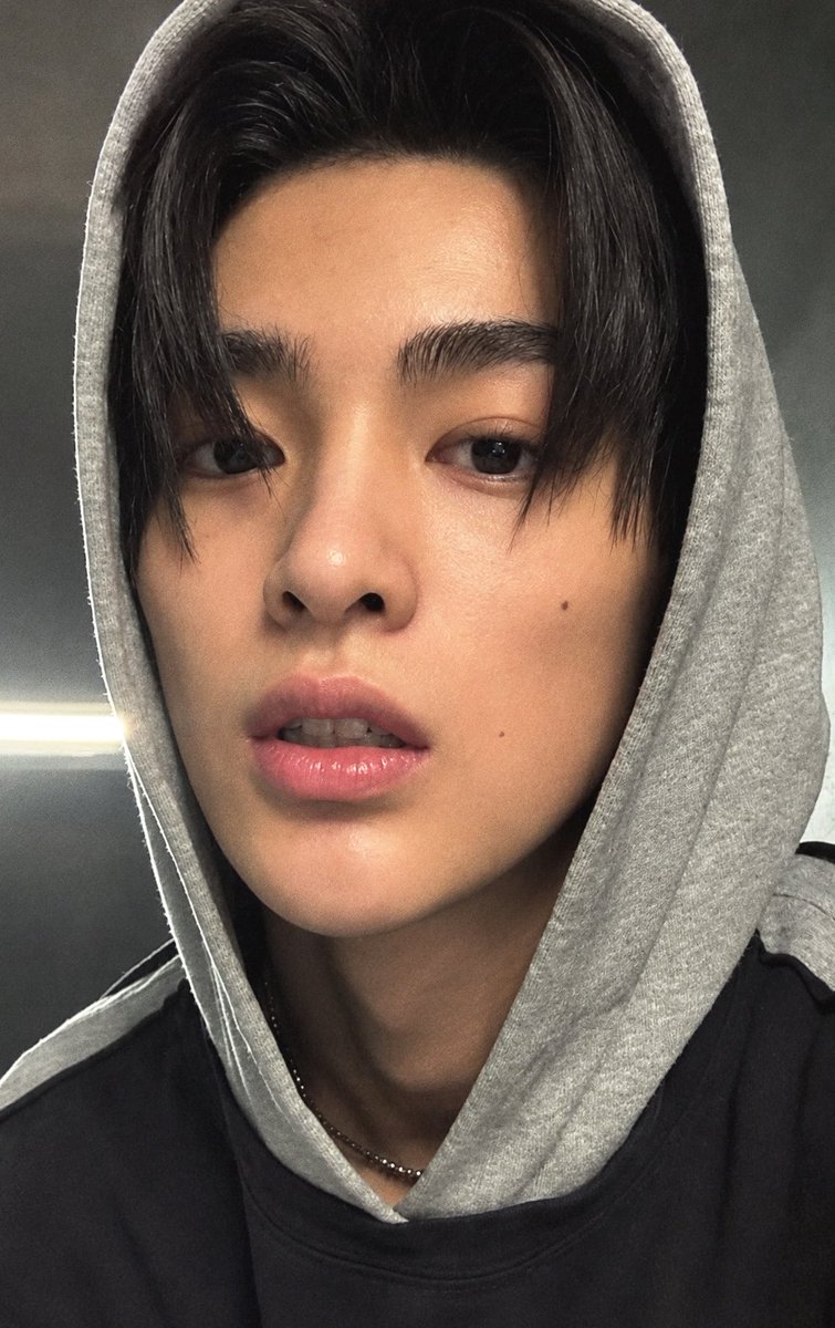 AKHGALLERY's tweet photo. #KEONHO #건호: hoodie boy https://t.co/vDhQ0X4HV1