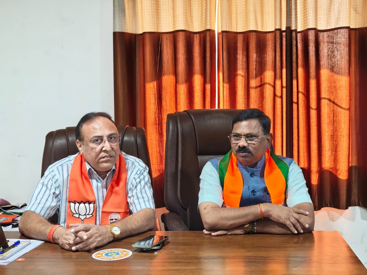 prabhunvasava's tweet photo. તાપી જિલ્લા ભાજપ પૂર્વ મહામંત્રી શ્રી રાકેશભાઈ કાંચવાલાને જન્મદિવસની હાર્દિક શુભકામનાઓ.
ઈશ્વર આપને સુખ, સમૃદ્ધિ, ઉત્તમ સ્વાસ્થ્ય અને દીર્ઘાયુ જીવન અર્પે તથા આપ રાષ્ટ્ર અને સમાજની સેવા માટે સતત કાર્યરત રહો તેવી પ્રાર્થના.
#today #bjp #insta #news #mpbardoli https://t.co/hKMZk6B84S