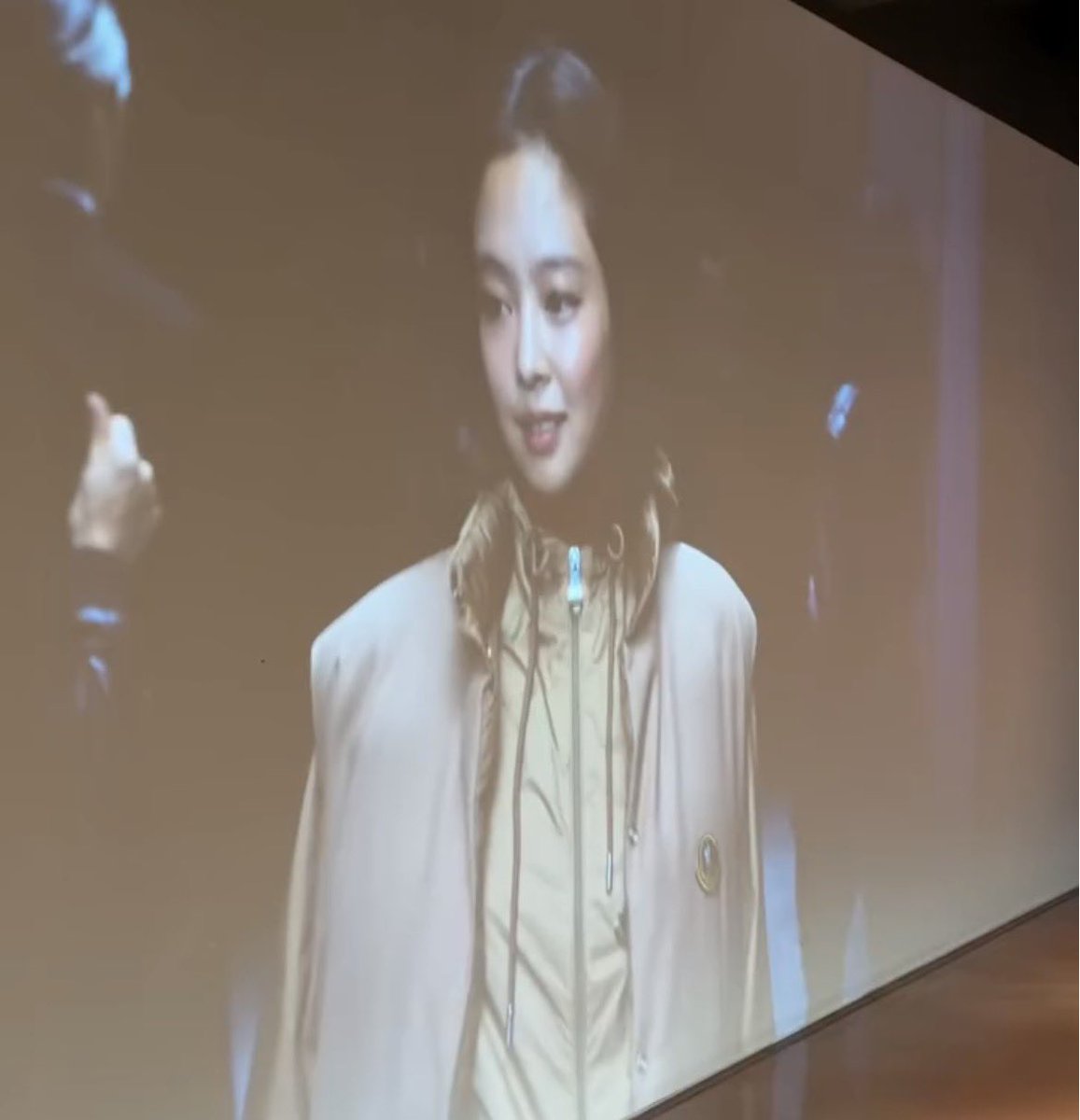 yk2aii's tweet photo. Moncler is bringing back its iconic archive pieces with the Re/Icons collection. #JENNIE’s Karakorum jacket from the global campaign is one of the standout pieces this winter. https://t.co/NV6ImeO81V