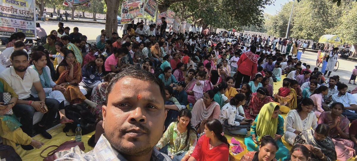 SaswatOm49995's tweet photo. आज धरने का 22 दिन हुआ है सभी सामुदायिक स्वास्थ्य अधिकारी पूरे जोश के साथ इको गार्डन लखनऊ उत्तर प्रदेश धरने में बैठे हुए हैं की शासन प्रशासन कब सुनेगा कब लिखित आदेश कैडर निर्माण शासनादेश मिलेगा माननीय मुख्यमंत्री जी की राह देखी जा रही है https://t.co/BuubUblbV3