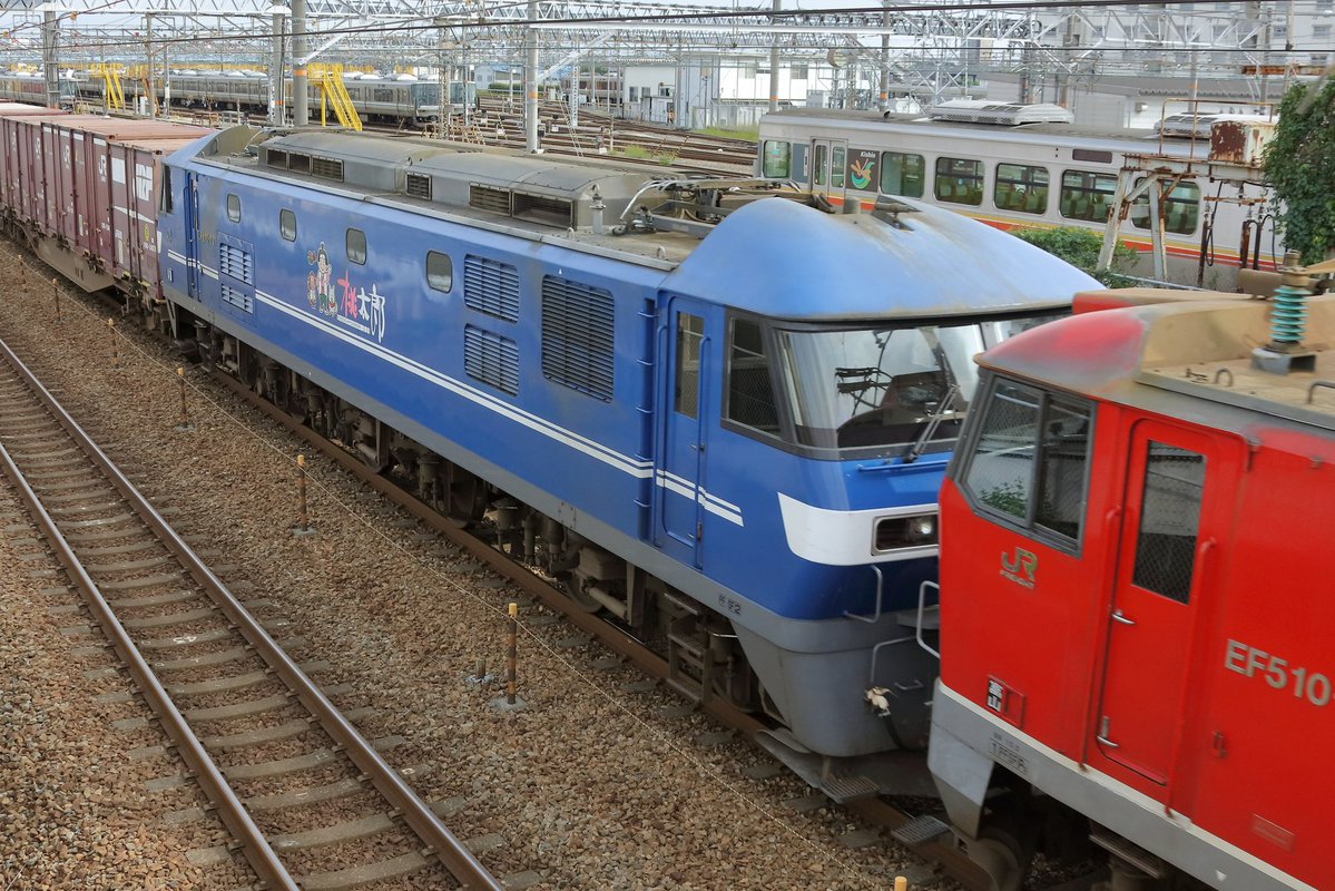 210EP's tweet photo. 10/20の2077レはEF510-23 + EF210-131❗️

秋雨前線の停滞により、梅雨時期のような蒸し暑さとなった今日は、EF510-23号機が牽引する2077列車です。
今日の次機無動力回送は、EF210-131号機が付きました。
ようやく訪れた秋の気候でしたが、今週は再びあの夏の暑さを思い出させてくれました。 https://t.co/34xy1eT42e