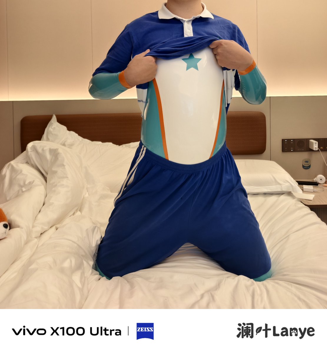 lanye040210's tweet photo. 胶衣和深圳校服也是很搭配的 https://t.co/qLH7VV4k9k