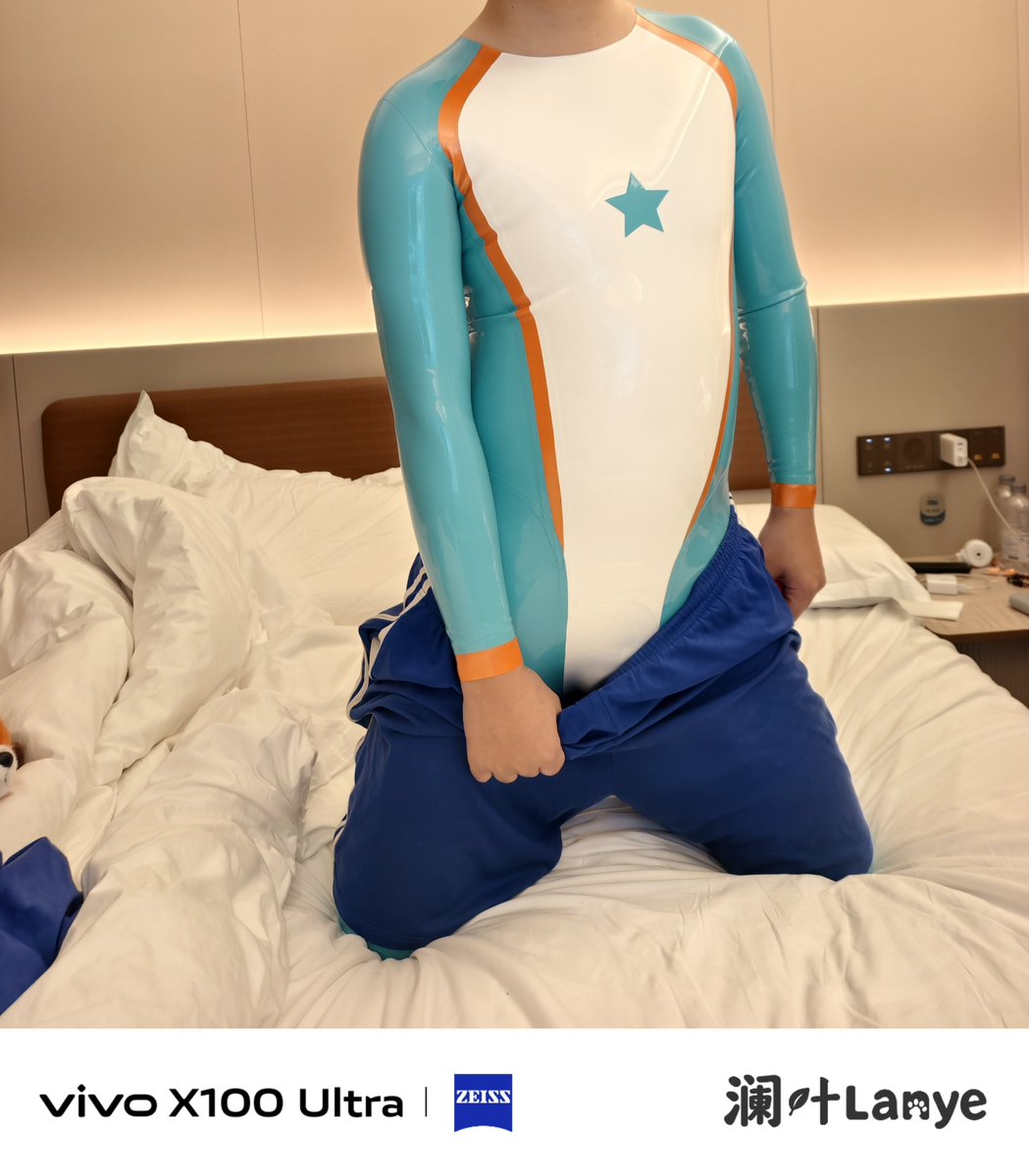 lanye040210's tweet photo. 胶衣和深圳校服也是很搭配的 https://t.co/qLH7VV4k9k