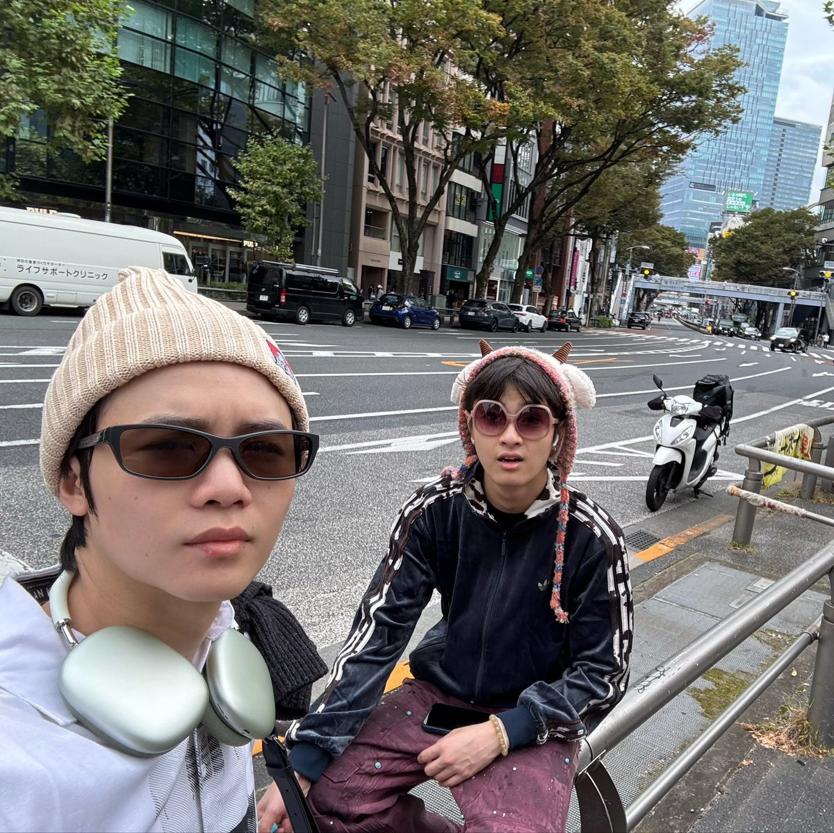 Hughhype's tweet photo. เดินมาเจอน้องนั่งอยู่คนเดียว https://t.co/cHPCik69W1