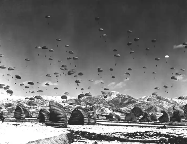 UN_Command's tweet photo. #TodayInHistory October 20, 1950
🪂 Rakasans Jump on Sukchon and Sunchon
In the first airborne operation of the war, the 187th Airborne Regimental Combat Team landed 25 miles north of Pyongyang to cut off retreating KPA forces and NK leadership, and rescue UNC POWs. https://t.co/nPC1ggoxB9