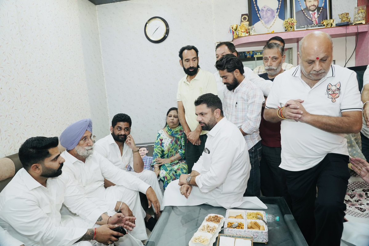 SurajThakurINC's tweet photo. 📍 Gurdaspur

Alongside Punjab Congress In-charge Shri @SachinPilot Ji, PPCC President Sardar Pargat Singh Ji, LoP Sardar Partap Singh Bajwa Ji, MP Sardar Sukhjinder Singh Randhawa Ji and MLA Barindermeet Singh Pahra, met the family of Kanav Mahajan, who was tragically murdered on 10 October 2025, and expressed our heartfelt condolences.

@INCPunjab stands firmly with the bereaved family and will continue to fight for justice. Punjab’s deteriorating law and order situation raises serious concerns about the @AAP government’s ability to protect the lives and property of its citizens. The perpetrators must face strict legal action, and justice must be delivered without delay.