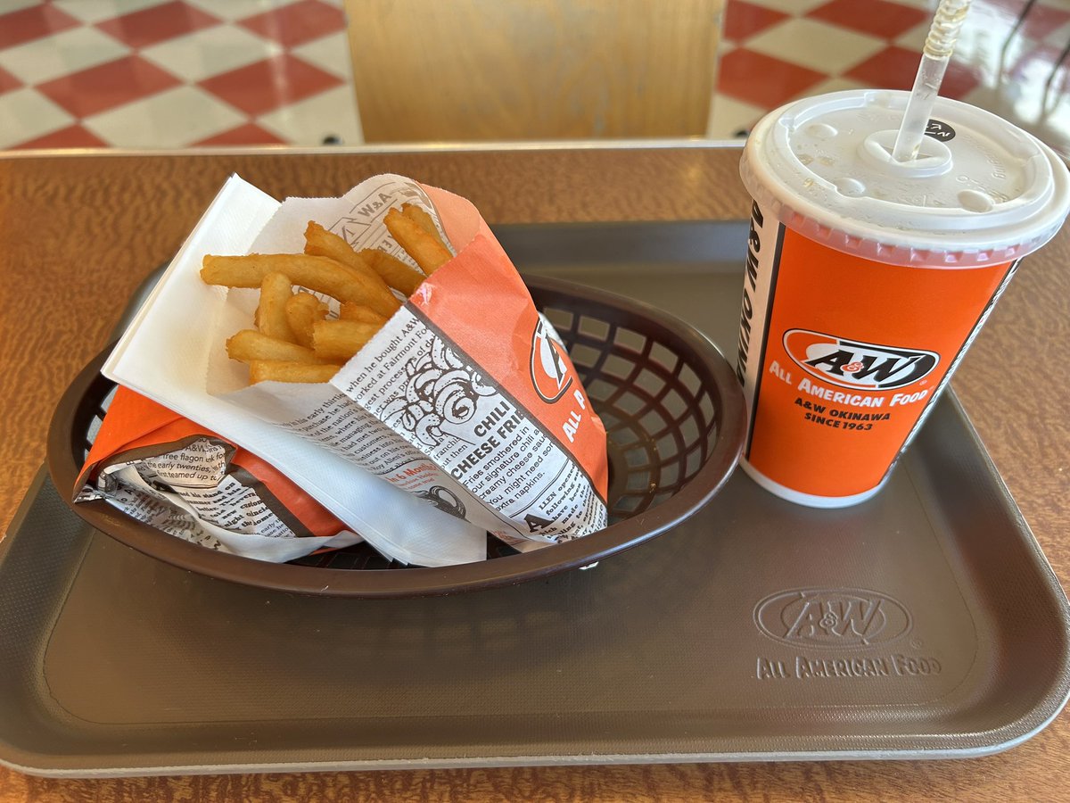 fruit_number's tweet photo. エンダー🍔♡
うまうま😋
ルートビアたらふくおかわりしたる🥤 https://t.co/GJWCTLB5Gp