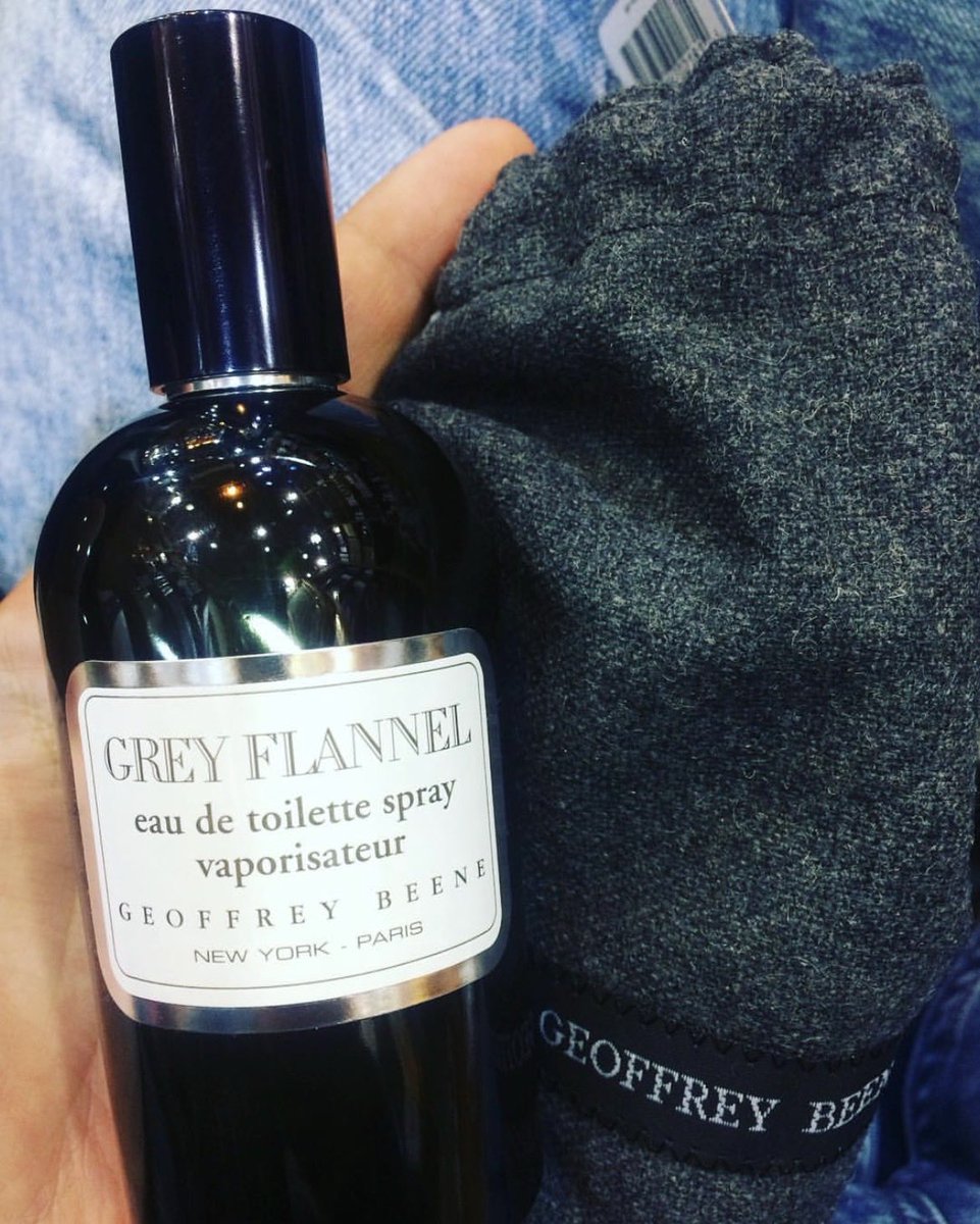 sanjagolfi's tweet photo. یکی از عجیب‌ترین عطرهایی که فروختم، Grey Flannel بود، سال ۲۰۱۷.

مشتری به یکی از مغازه‌ها سفارش این عطر رو داده بود.
من از خیلی سال قبل یادم بود که توی تهران دیده بودمش، ولی هیچ تجربه‌ای از بوش نداشتم.

تهیه‌ش کردم و روزی که به مشتری زنگ زدن بیاد عطرش رو ببره، منم رفتم ببینم کیه که دنبال این عطره.

یه آقای مسن، شیک و خوش‌پوش؛ کت‌وشلوار و کراوات، درست شبیه جنتلمن‌های انگلیسی.

خوش‌وبشی کردیم و با اجازه‌ش از عطر تست کردم و 🥸🥸

فقط به همون تیپ، همون عطر می‌اومد.
بوی دکتر واتسنِ شرلوک هلمز و سر آرتور کانن دویل رو می‌داد(دکتر واتسونِ قدیمی)

اصلاً خود عطر هم همون وایب رو داشت؛ یه شیشه مشکی، ساده و تمیز، داخل یه کیسه از پارچه فلانل طوسی.
انگار یه جنتلمن انگلیسی رو تبدیل به عطر کرده بودن.

عطر گری فلانل سال ۱۹۷۵ توسط برند جفری بین، طراح لباس آمریکایی معرفی شد.
ترکیبی عجیب از بنفشه، سبزی خیلی تلخ و تند گیاه و خزه؛ 
از اون عطرها که قرار نیست همه دوستش داشته باشن.

جالبه که این عطر سال ۱۹۷۶ جایزه FiFi هم گرفته و عطر نسبتا تاثیرگذاریه و البته سال‌هاست جزو عطرهای اقتصادی بازاره.

هنوزم گری فلانل رو با اون آقای خوش‌تیپ به یاد میارم.
عکس هم مال همون وقته.

#عطرنامه