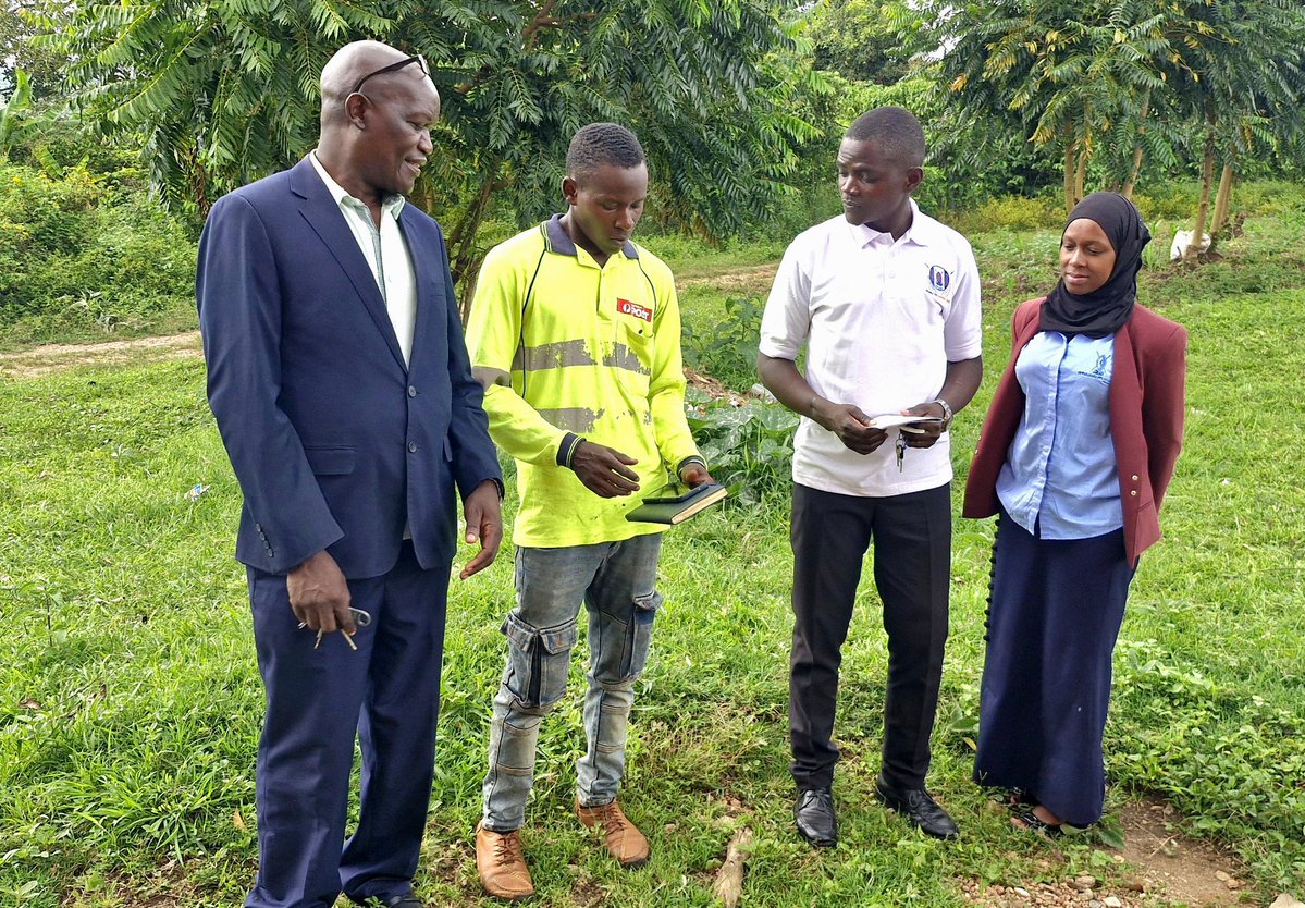 kashumbar's tweet photo. BULUNGIBWANSI MU BYENJIGIRIZA: 

Abantu ba Uganda mwenna ku  mitimbagano, mbategeeza ku nteekateeka ya Bulungibwansi mu kutumbula ebyenjigiriza mu masomero g'oBwakabaka bwa @BugandaKingdom_ ag'Amabujje,  ey'ekibiina kya @BugandYiyoYange
mu Buganda nga kuluno tuli mu Ssaza @EssazaBulemeezi ku essomero lya KANGAWO NURSERY SCHOOL.

Obwetaavu nga bwazuuliddwa mu bbula ly'amazzi ku ssomero lino. Amazzi abayizi n'essomero gebakozesa bagajja wala ddala. Obudde obukozesebwa bungi nga kwotadde n'olusozi.

BUGANDA YIYO BUGANDA YANGE tusuubira okusembeza amazzi munkola ya BBOWA (Bore Hall). Okwanguya emirimu n'okugondesa ensoma y'abayizi okufuna obudde omubala okubussa ku kusoma sossi mu lugendo lw'emugga. Era tusuubira nti n'abatuuze ku kyaalo bakuganyurwa mu Luzzi luno wamu.

Tusaba mutwegatteko anti Akamu Akamu....

Ssaabasajja Kabaka Awangaale.

#BYBYBulungibwansi
#BugandaYiyoBugandaYange
#UOXBugandaRegion