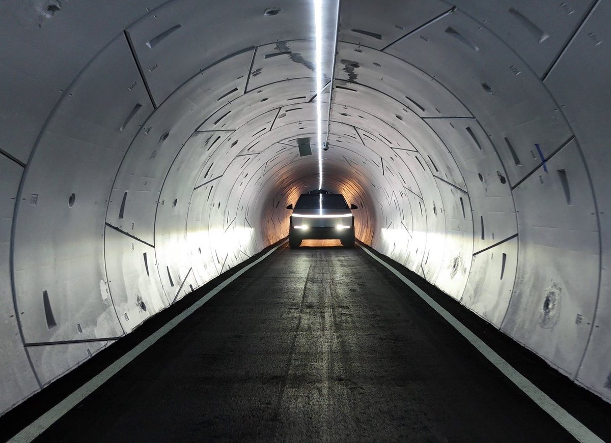 UsUn583176's tweet photo. #The #Boring #Company’s #latest #Tesla #tunnel #truck #mod “ #fits #like #a #glove ”
The Boring Company has modified a Tesla powered tunnel truck to carry freight containers underground https://t.co/cEuoAhJrtY