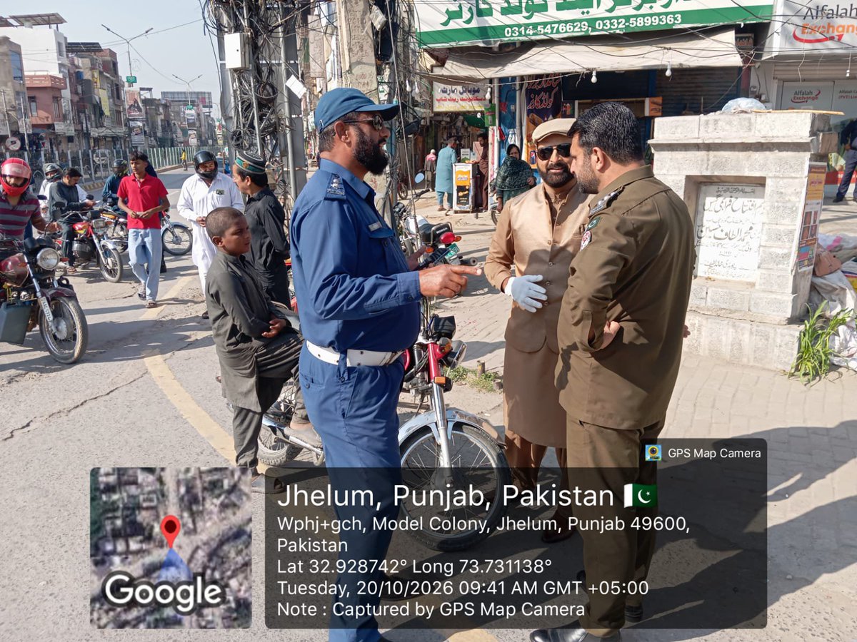 JhelumTraffic47's tweet photo. *ٹریفک پولیس جہلم* 

*جہلم میں بغیر ڈرائیونگ لائسنس گاڑی چلانے والوں کے خلاف سخت کریک ڈاؤن ڈی ٹی او جہلم خود فیلڈ میں موجود* 

#TrafficPoliceJhelum #DrivingLicense #RoadSafety #TrafficRules #JhelumPolice https://t.co/Ssg9UBnQFr