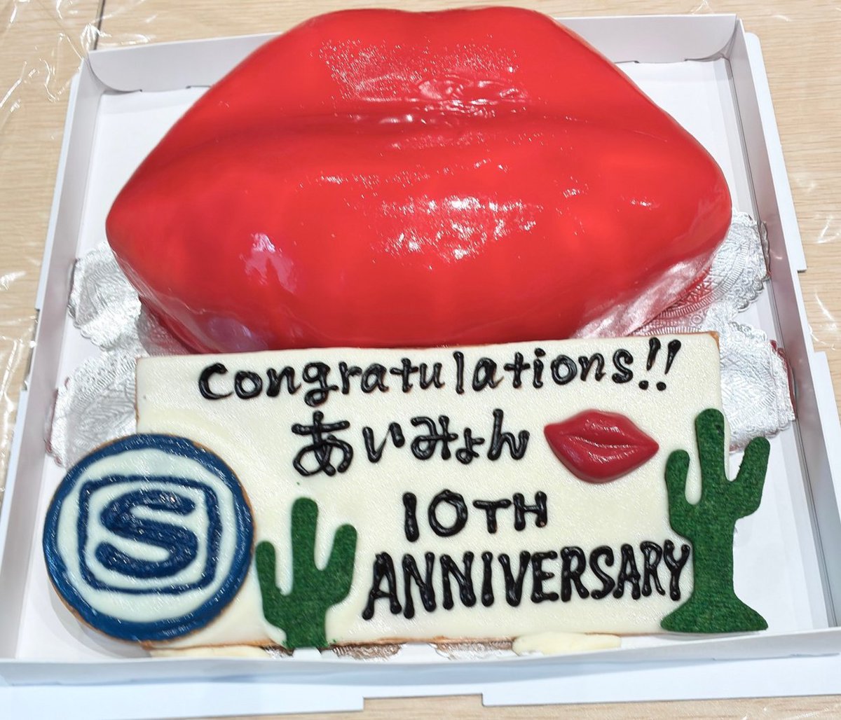 spaceshowertv's tweet photo. ＼⋱いよいよ明日放送🎉オフショット動画⋰／
【収録後の一コマ】
ヒコロヒーママ👩🏻‍🍼みんなできれいに完食して頂きました🎂
━━━━━━━━━━━━
あいみょん10周年��別番組 スナック「唇を追え！」
━━━━━━━━━━━━
一夜限りのスナック「唇を追え！」の常連客である #あいみょん のもとに豪華なゲスト陣が次々とお祝いに駆けつけ、最後にはカラオケ大会が開幕！ 

〈前編〉
📅10/21(水)20:00～20:30
ゲスト：#石崎ひゅーい ・ #ヒコロヒー ・ #ロングコートダディ

〈後編〉
📅11/2(月)22:30～23:00
ゲスト：#牛丸ありさ（#yonige） ・ #鈴木真海子 ・ ヒコロヒー ・ ロングコートダディ

▼詳細はこちら👄
https://t.co/HvlDG6VKcd

〈関連番組〉
あいみょんMV特集🎤♪
📅10/21(水)20:30～21:30
https://t.co/FVEBk6EEsj

@aimyonGtter
#スペシャ