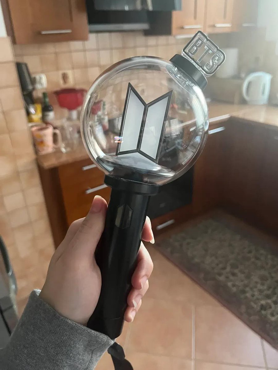 TNdereba70725's tweet photo. Olá, ARMY! 😊💜 Tenho um lightstick ARMY BOMB extra. 💜 Se algum(a) ARMY estiver precisando, me mande uma mensagem (DM) o quanto antes! 💜 Posso enviar para o seu endereço. https://t.co/6iubJbvx9J