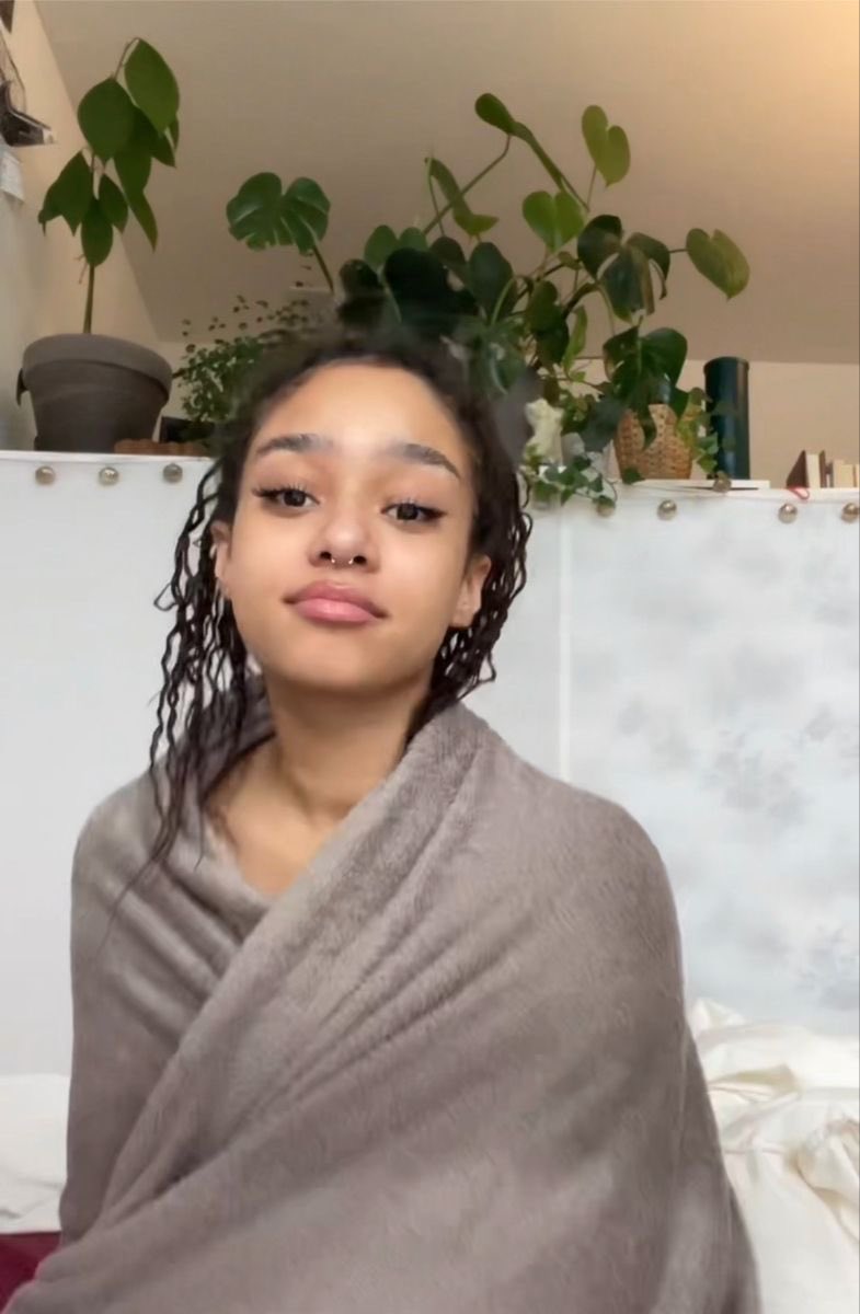 Wiokhe's tweet photo. يعني انتوا شايفين شكلها ؟ مانون أجملهم.

جمالها هو الي خلا هايب و قيڤن يجرون وراها جري الوحوش. https://t.co/ChBySrlBJr