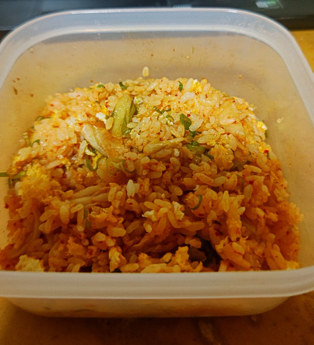 shya_2404's tweet photo. 昼飯、作るのめんどかったから
リュウジの虚無キムチチャーハンしてみた
九条ネギ加えたが…
これ、火も包丁も使わなくてレンジにぶちこむだけだから楽だなｗ https://t.co/dVPImHwPoN
