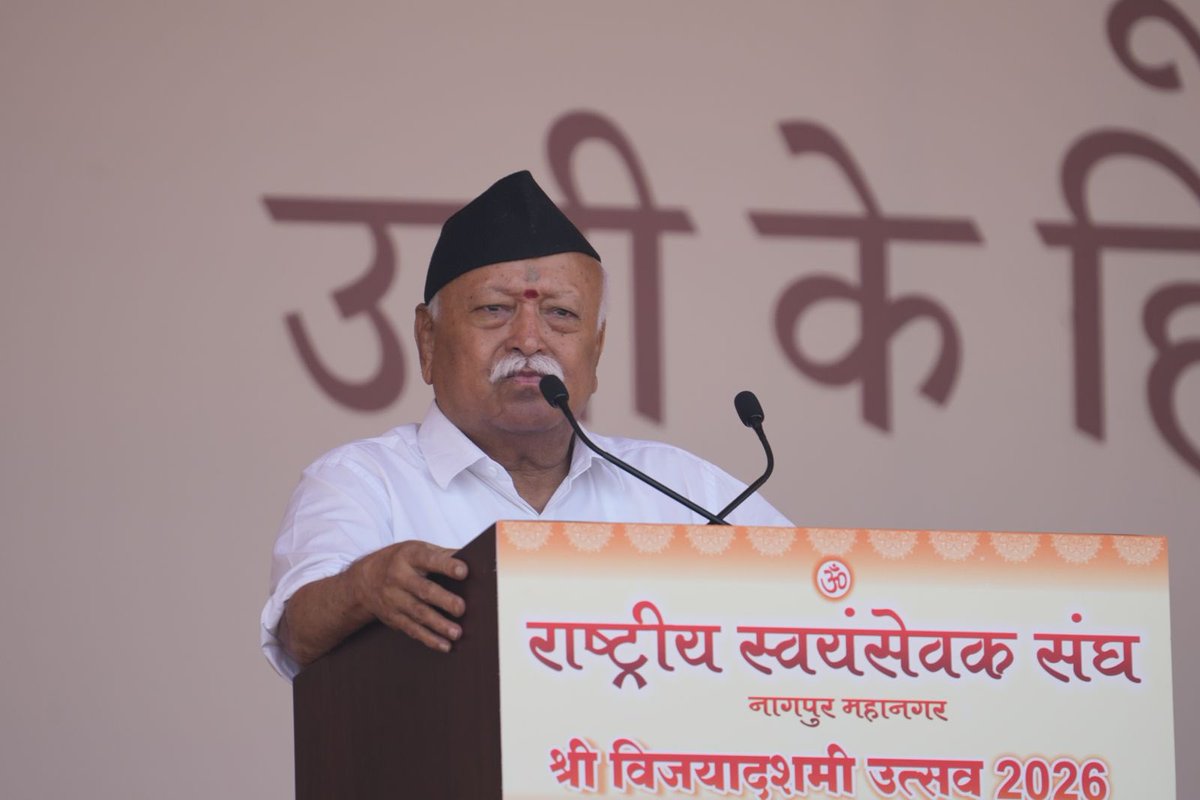 RSSorg's tweet photo. विविधताओं को कैसे संभालना, विकास व पर्यावरण को कैसे साथ चलाना, जो अपने जैसे नहीं हैं उनसे अपनेपन से कैसे बरतना, कुटुंब जीवन तथा नई पीढ़���यों में संस्कारों के क्षरण को कैसे रोकना आदि समस्याओं का उत्तर उनके पास नहीं है। - सरसंघचालक 
RSS #Vijayadashami https://t.co/7v6dvQ1NgZ