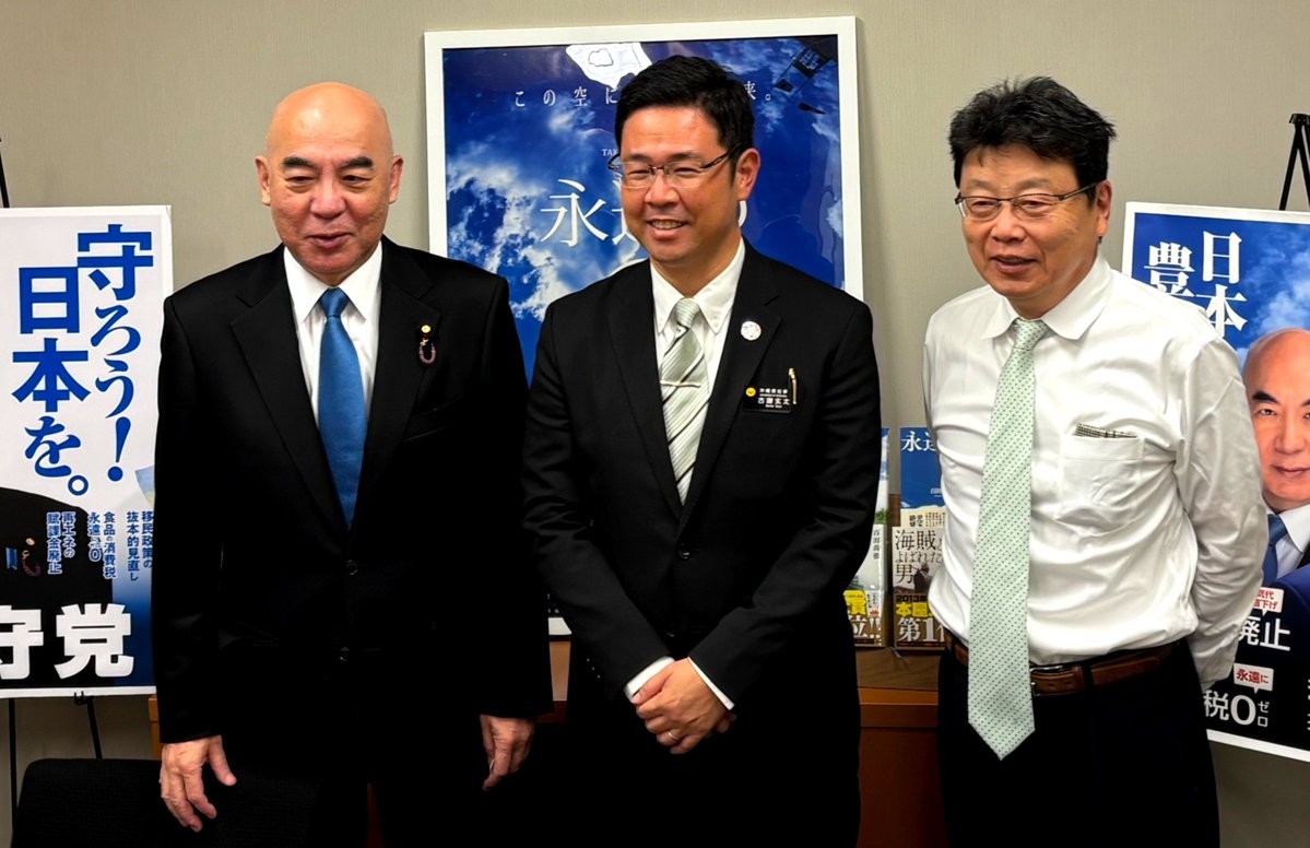 hoshuto_jp's tweet photo. 沖縄県の古謝玄太知事が就任のご挨拶にお越しくださいました。

短時間でしたが、意見交換した後、お帰りがけに「名札着けてらっしゃるんですね？」とお尋ねすると、「誰だか分からないと困りますから」と古謝知事。ユーモラスな方でもあります。

沖縄を、前へ。#保守党 も協力を惜しみません。 https://t.co/SaA7s70x9O