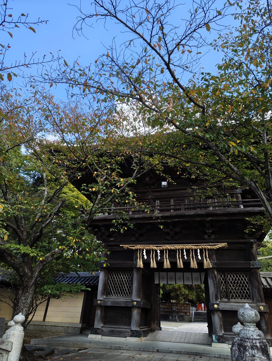 i136884's tweet photo. 楼門も少しだけ秋 https://t.co/afUS5Cmo3Y