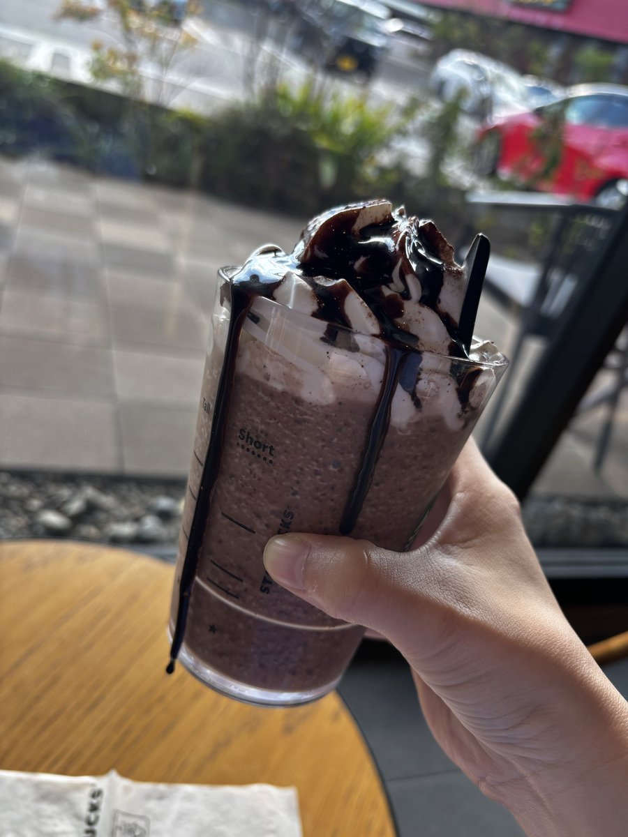 aroidtty5's tweet photo. スタバのお姉さんにチョコレートソース忘れられてて、お願いしたら悪いと思ってくれたのかめっちゃソース多めにしてくれた結果、、史上最高にソース多めになった笑 https://t.co/L9kWmHITkc