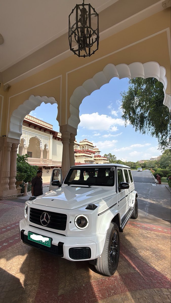 ShivrattanDhil1's tweet photo. Rambagh Palace just hits different. Easily one of my favourite places to be in Jaipur. 

I’ve tried walking in for lunch twice, but without a room reservation they didn’t allow entry. 

Funny enough, arriving in a G-Wagon seems to make all the difference. Every time I’m in Jaipur, this is my favourite spot for lunch! 😉
