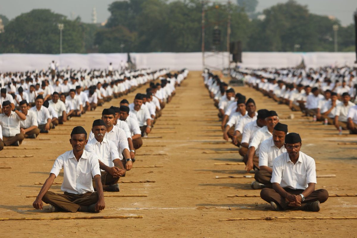 RSSorg's tweet photo. बंग भंग के विभाजनकारी षडयंत्र ���ो परास्त करने वाला वन्देमातरम आज भी वही एकता की प्रेरणा देने में सशक्त है। वहअपना राष्ट्रगीत है। उसे स्वाभिमान से, उच्च कंठ से तथासंपूर्ण गाने में कोई संकोच या विरोध नहीं होना चाहिए।
RSS #Vijayadashami https://t.co/2gT7HAK1uG