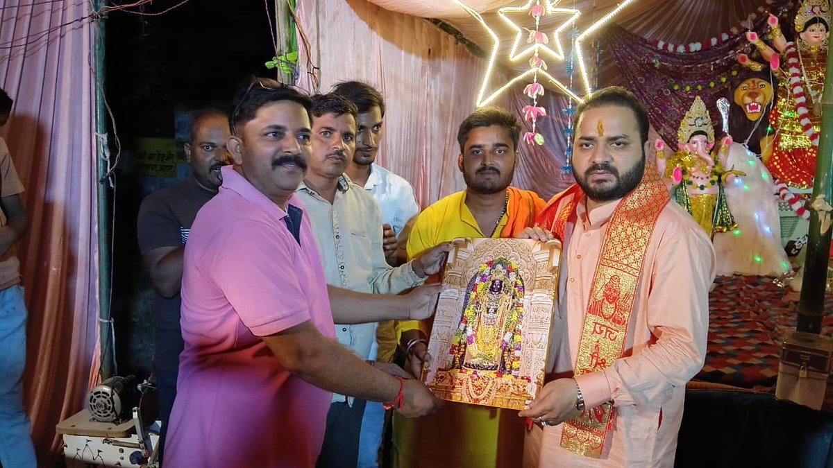 PushpSingh21's tweet photo. 🌺 बड़ी पनई के भवरेश्वर मंदिर में माता के जगराते में पहुंचे राष्ट्रसेवक पुष्पेंद्र प्रताप सिंह; क्षेत्र की सुख-समृद्धि की प्रार्थना की।
ग्रामवासियों से की स्नेहपूर्ण मुलाकात और आयोजन समिति को भेंट किया आर्थिक सहयोग! जय माता दी! 🚩✨

#PushpendraPratapSinghUnnao #unnao #pushpendrapratapsingh #samajseva #navratri