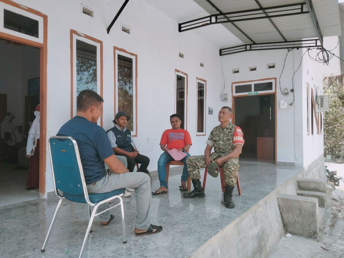 KODIM1413BUTON_'s tweet photo. Hadir di tengah masyarakat, Babinsa bagikan informasi peluang berbakti kepada negara serta ajak generasi muda segera mendaftar TNI-AD di Desa Wungka, Kec Wangi-Wangi Selatan, Kab Wakatobi, Selasa (20/10/2026)

#tniad
#dispenad
#puspentni
#TNIindonesia
#tetapsemangat https://t.co/E9Os4WiD8I