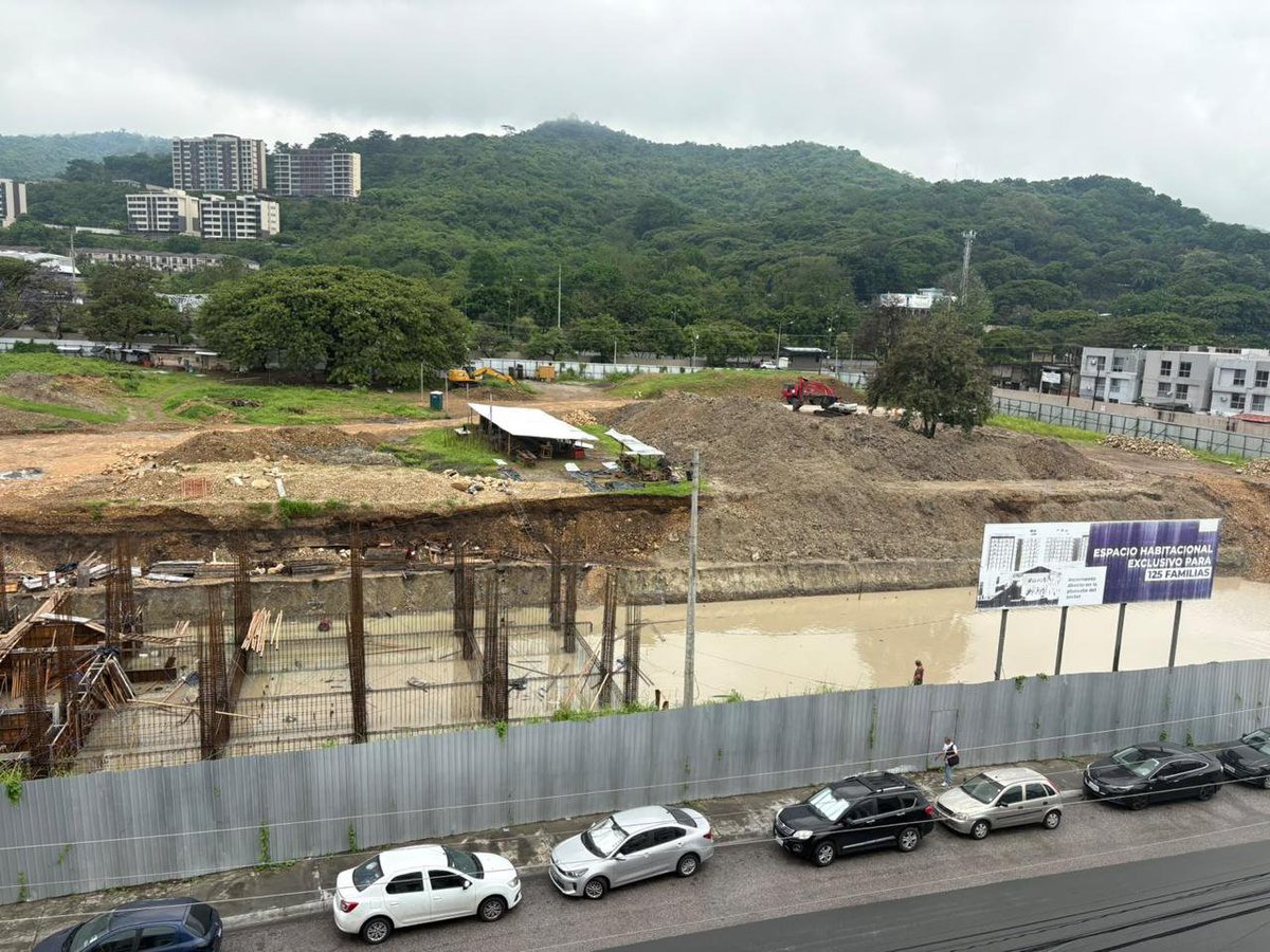 OroHogar's tweet photo. ¿Comprarías un apartamento en una torre cuya base está completamente inundada por la lluvia? 🌧️🏗️ Miren cómo está esta obra: cimientos, varillas y trabajadores sufriendo por el agua estancada ¿Quién se arriesga a invertir así? #Guayaquil @Polificcion @taticoronelf @radiocentroec https://t.co/fWCv3GpK6s