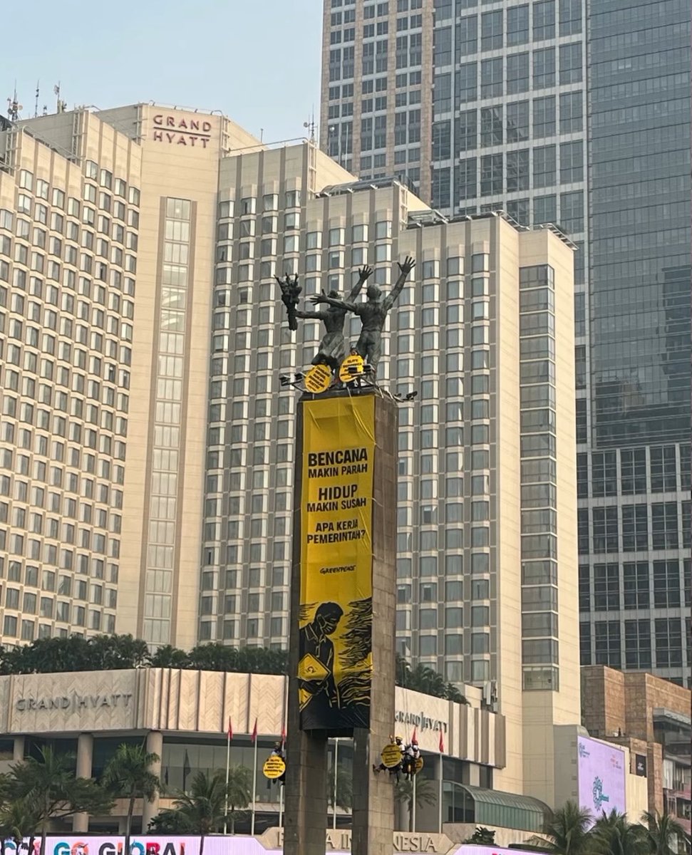 shkines's tweet photo. negara takut banner, demo, film, buku tapi negara gk takut bikin mati satwa yg terpanggang hidup-hidup, negara juga gk takut sama 63.711 balita penderita ispa akibat asap 'pembakaran hutan' yg smp skrg gk dijadiin bencana nasional krn smp skrg mrk MASIH merasa MAMPU pdhl MAMPUS https://t.co/y11g1S2Cbr