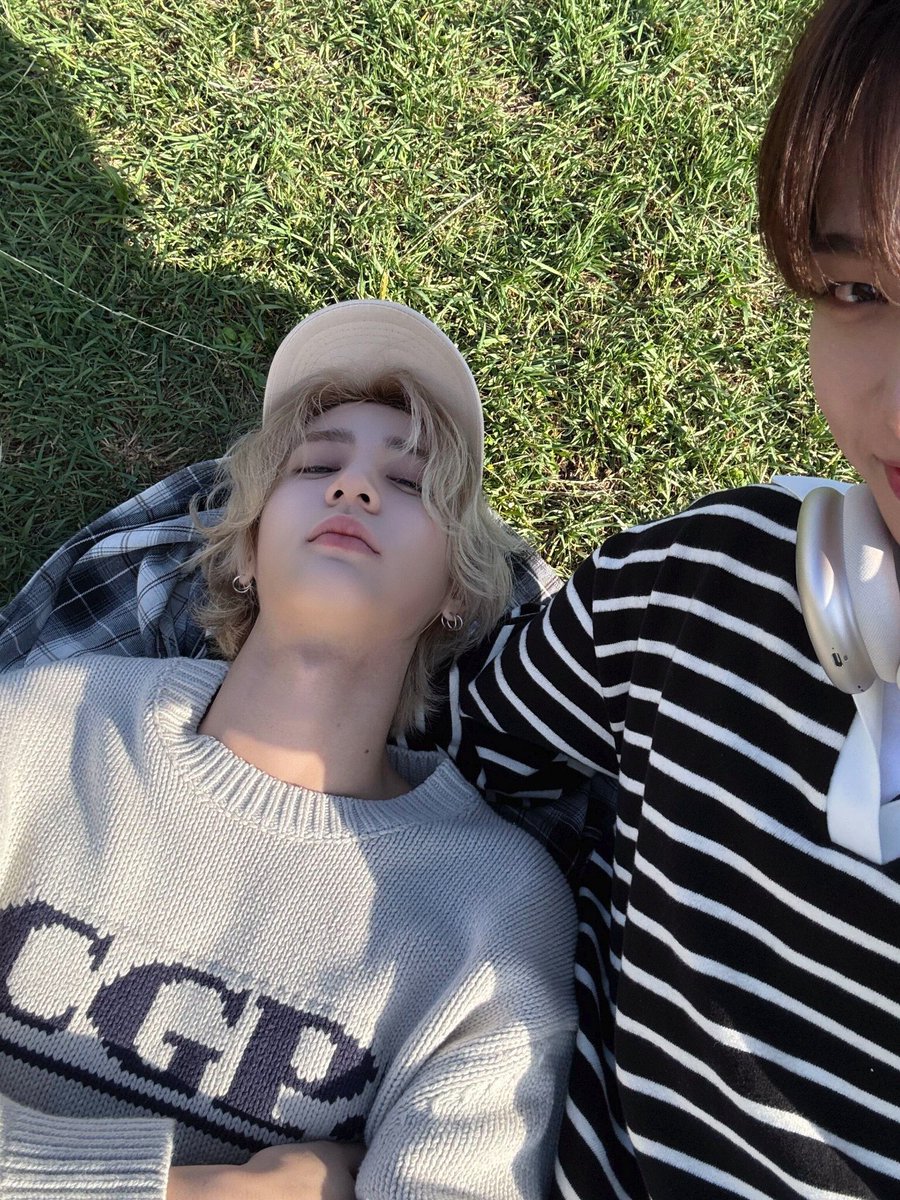 myeongiwa's tweet photo. jaehyun weverse update with leehan 🎂

🐶 my beloved donghyun, my little brother who feels like our maknae, happy birthday!! ❤️
whenever you're by my side, you make me smile with your beautiful smile and the happy atmosphere you bring. whenever i seem down, you're the first to notice. having you by my side makes me truly happy every single day.
putting work aside, having a little brother like you in my life is truly a blessing.
even if the world sometimes turns cold and puts you through difficult times, i'll always be the hyung who can melt away that coldness for you.
i'll be someone who's willing to put himself on the line for you, donghyun, whenever you need me.
i love you, sincerely.
thank you for being born.
happy birthday!! ❤️
