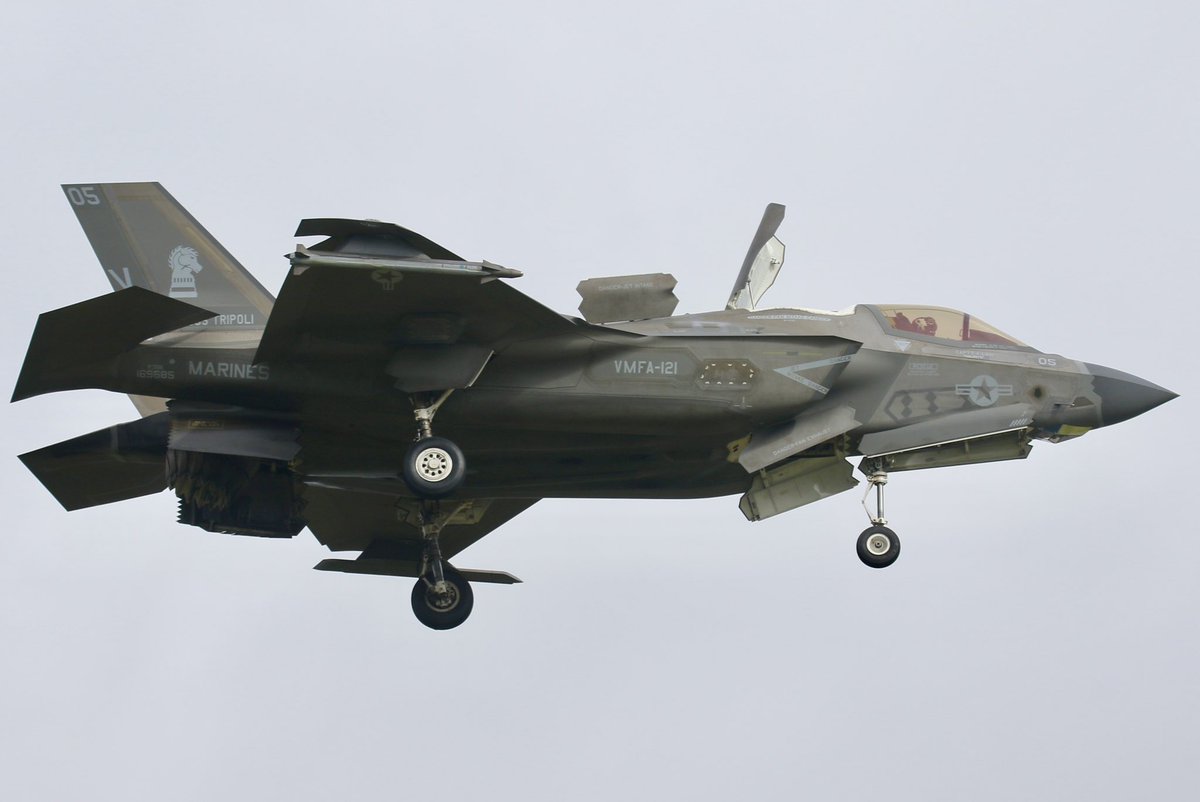 shrike01's tweet photo. 本日の厚木　その1

夜勤明けで帰って来たらF-35はエンジン音がするので、飯も程々にして待機したらクリアランスが入り、頃合いを見計らって展開。
お昼までは雨が降ったりで散々な天気でしたが、F-35が降りる頃には陽が差してくれました😼。

USMC VMFA-121  F-35B
             VK-208  170060
             VK-05     169685