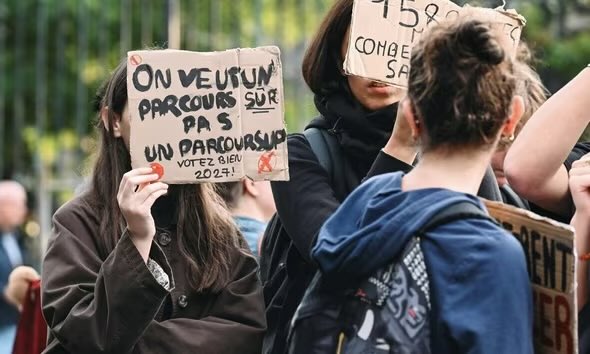 75secondes's tweet photo. PARCOURSUP | 91,5 % d’admis selon le ministère. 126 000 jeunes laissés sur le carreau à l'issue de la phase principale. Cherchez l’erreur.

Sur le papier, le gouvernement crie victoire avec un « record historique » d'affectations. Dans la rue, les pancartes racontent un tout autre film.

🗞️ https://t.co/ioaqWOwtMQ