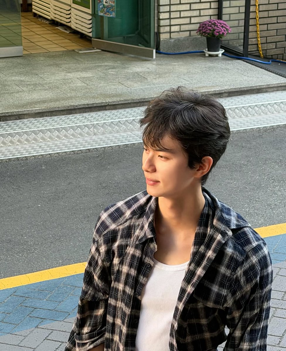 chaemeyn's tweet photo. Sometimes the path feels heavy and the sky looks too quiet. But that’s exactly when the light finds its way in. Have some faith, even when it’s small. Trust that the next step is already being prepared for you. Keep going. The best part is still unfolding. https://t.co/0G0nJFXDCY