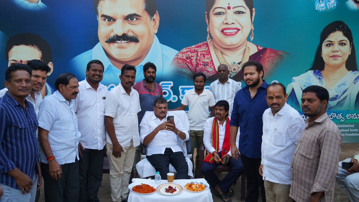 BotchaBSN's tweet photo. గరివిడి క్యాంపు కార్యాలయంలో జిల్లా పార్టీ అధ్యక్షులు శ్రీ బెల్లాన చంద్రశేఖర్ గారు, భీమిలి నియోజకవర్గ నాయకురాలు డాక్టర్ బొత్స అనూష గారు, యువ నాయకులు డాక్టర్ బొత్స సందీప్ గారితో కలిసి గరివిడి పట్టణానికి చెందిన మాజీ ఎంపీటీసీలు, మాజీ సర్పంచులు, మాజీ వార్డు సభ్యులు, ముఖ్యనాయకులతో సమావేశమయ్యాను.

ఈ సందర్భంగా రాబోయే స్థానిక సంస్థల ఎన్నికల్లో అనుసరించాల్సిన కార్యాచరణపై నాయకులతో చర్చించాను. ఎంపీటీసీ, జెడ్పీటీసీ స్థానాల్లో పార్టీ విజయమే లక్ష్యంగా నాయకులంతా సమన్వయంతో పనిచేయాలని సూచించాను. ప్రజా సమస్యలపై నిరంతరం స్పందిస్తూ, ప్రజలకు మరింత చేరువ కావాలని, గరివిడి పట్టణంలో పార్టీని మరింత బలోపేతం చేసేందుకు నాయకులు, కార్యకర్తలు ఐక్యంగా కృషి చేయాలని పిలుపునిచ్చాను.

రాబోయే స్థానిక సంస్థల ఎన్నికలను దృష్టిలో ఉంచుకుని నాయకులంతా సమిష్టిగా పనిచేస్తూ, పార్టీ బలోపేతానికి కృషి చేయాలని స్పష్టం చేశాను.

ఈ సమావేశంలో మండల పార్టీ అధ్యక్షులు శ్రీ విశ్వేశ్వరరావు గారు, మాజీ జెడ్పీటీసీ శ్రీ వాకాడ శ్రీను గారు, గరివిడి పట్టణానికి చెందిన మాజీ ఎంపీటీసీలు, మాజీ సర్పంచులు, మాజీ వార్డు సభ్యులు, ఇతర ముఖ్యనాయకులు పాల్గొన్నారు.

#BotsaSatyanarayana #BotchaAnusha #BotchaSandeep #YSRCP #Garividi #LocalBodyElections