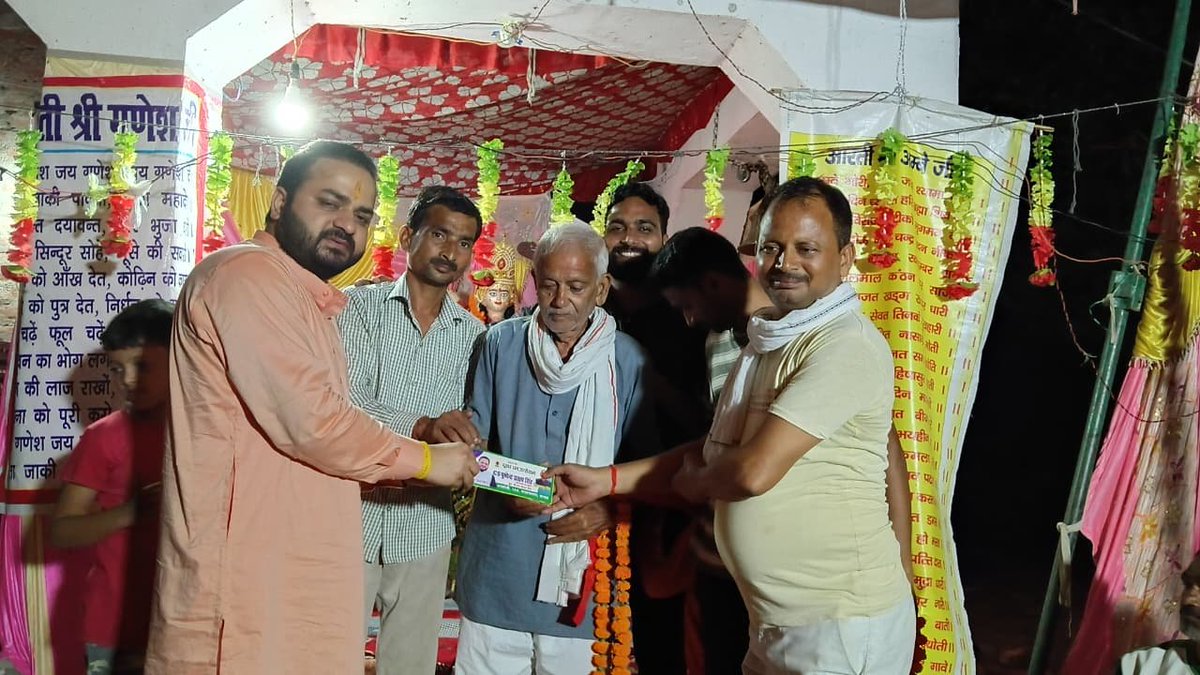PushpSingh21's tweet photo. 🌺 ग्राम अकवारा में दो अलग-अलग स्थानों पर आयोजित माता रानी के जागरण में पहुंचे राष्ट्रसेवक पुष्पेंद्र प्रताप सिंह।
मां के दर्शन कर क्षेत्र की सुख-समृद्धि की मंगलकामना की, ग्रामीणों से भेंट कर आयोजन समितियों को सौंपा आर्थिक सहयोग! जय माता दी! 🚩✨

#PushpendraPratapSinghUnnao #unnao #pushpendrapratapsingh #samajseva #navratri