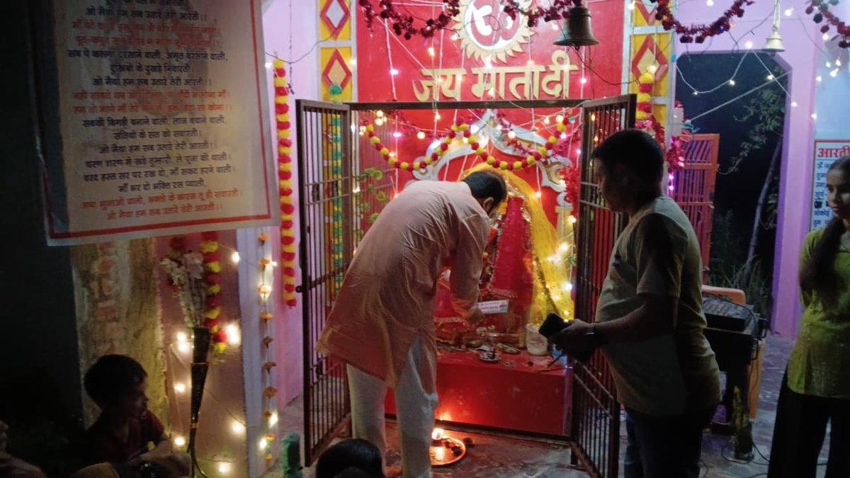 PushpSingh21's tweet photo. 🌺 ग्राम अकवारा में दो अलग-अलग स्थानों पर आयोजित माता रानी के जागरण में पहुंचे राष्ट्रसेवक पुष्पेंद्र प्रताप सिंह।
मां के दर्शन कर क्षेत्र की सुख-समृद्धि की मंगलकामना की, ग्रामीणों से भेंट कर आयोजन समितियों को सौंपा आर्थिक सहयोग! जय माता दी! 🚩✨

#PushpendraPratapSinghUnnao #unnao #pushpendrapratapsingh #samajseva #navratri