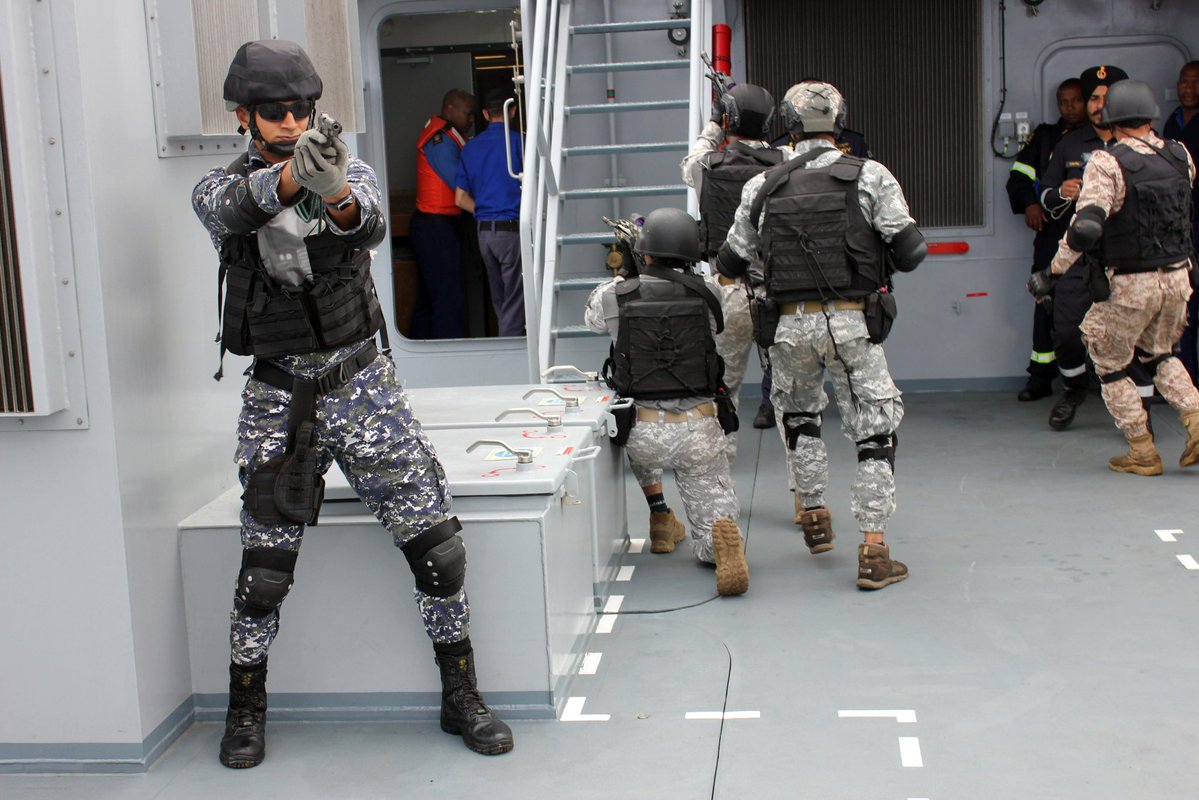 lovish_pandey06's tweet photo. Exercise #IBSAMAR 🇮🇳🇿🇦🇧🇷

INS TARKASH with Chetak helicopter and SAS KING SEKHUKHUNE I with BK117 helicopter participated

#India #Brazil #SouthAfrica https://t.co/rMMlM3MWHQ